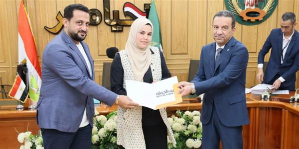 محافظ المنوفية يسلم 50 عقد عمل للشباب