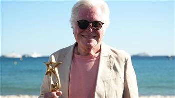   حسين فهمي يتسلم جائزة شخصية العام السينمائية العربية في مهرجان «كان»