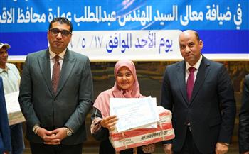   وزير العمل يسلم ماكينات تفصيل وخياطة لخريجات التدريب المهني بالأقصر