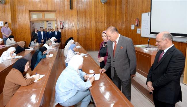 رئيس جامعة المنصورة يتفقد امتحانات نهاية العام بكليتَي التربية والطفولة المبكرة