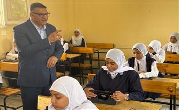   محافظ قنا يتابع امتحانات النقل بـ"أنور السادات الثانوية" ويشدد على الانضباط