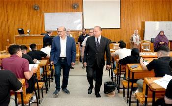 رئيس جامعة المنصورة يتفقد لجان الامتحانات بكليتي الهندسة وطب الأسنان