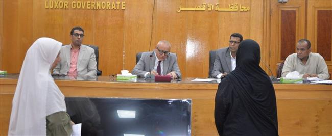 محافظ الأقصر يلتقي المواطنين ويبحث مطالبهم لحلول فورية