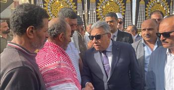   محافظ الدقهلية يقدم واجب العزاء لأسر ضحايا حادث تصادم طريق شرق العوينات بمنية النصر 