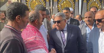محافظ الدقهلية يقدم واجب العزاء لأسر ضحايا حادث تصادم طريق شرق العوينات بمنية النصر