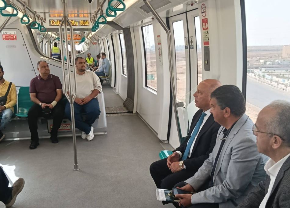 وزير النقل يستقل المونوريل من القاهرة الجديدة إلى مقر عمله بالعاصمة الإدارية