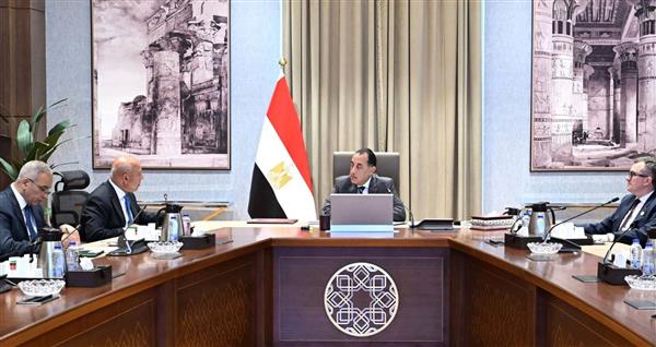 رئيس الوزراء يتابع الموقف التنفيذي لعدد من مشروعات قطاع الطرق
