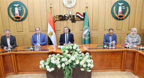 محافظ المنوفية يناقش نسب تنفيذ مشروعات الخطة الاستثمارية وملفات التصالح