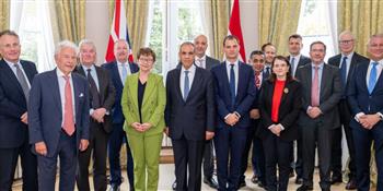   وزير الخارجية يعقد لقاءً موسعا مع عدد من المسئولين البريطانيين