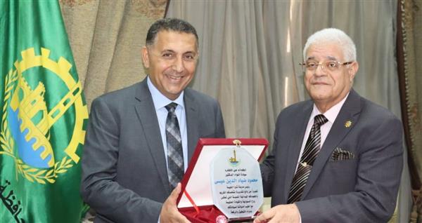 محافظ القليوبية يُكرّم رئيس مجلس ومدينة شبرا الخيمة لبلوغه السن القانونية