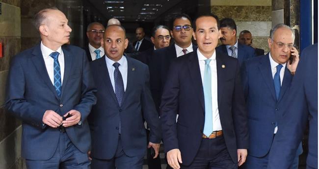 محمد عوض يتفقد فرع الهيئة العامة للاستثمار والمناطق الحرة بمدينة نصر