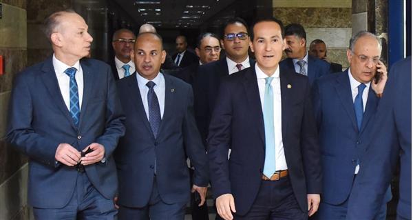 محمد عوض يتفقد فرع الهيئة العامة للاستثمار والمناطق الحرة بمدينة نصر