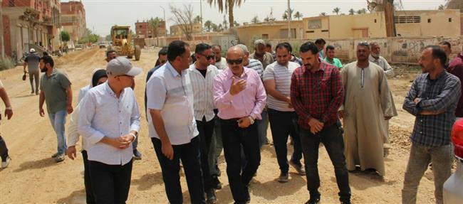 محافظ السويس يتفقد أعمال تطوير طريق الحجاج بحي الجناين