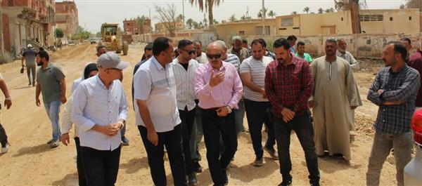محافظ السويس يتفقد أعمال تطوير طريق الحجاج بحي الجناين