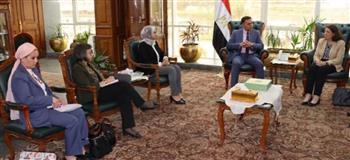 محافظ القليوبية يبحث مع وفد البنك الدولي مستجدات مشروع إدارة تلوث الهواء وتغير المناخ