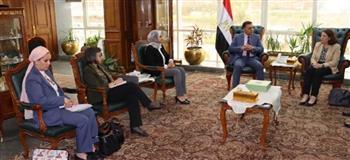 محافظ القليوبية يبحث مع وفد البنك الدولي مستجدات مشروع إدارة تلوث الهواء وتغير المناخ