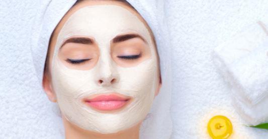 طرق طبيعية لتفتيح البشرة في المنزل بدون مواد كيميائية