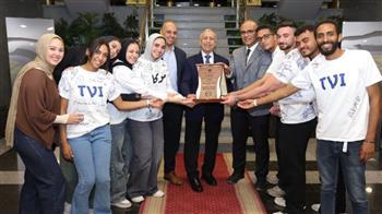 اتحاد طلاب الأكاديمية العربية يهدي درع تكريمي للدكتور إسماعيل عبد الغفار