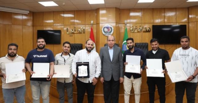 محافظ المنيا يكرم المتطوعين في تطوير قاعات الديوان العام