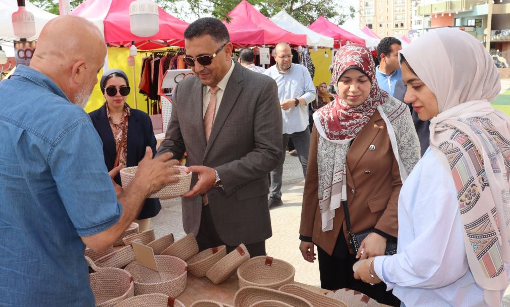 محافظ القليوبية يتفقد معرض أيادي مصر للحرف اليدوية والتراثية بمدينة بنها