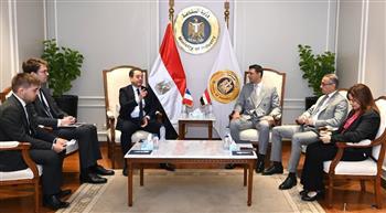 وزير الصناعة يبحث مع سفير فرنسا سبل تعزيز التعاون الصناعي