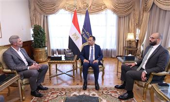   وزير الاتصالات يبحث مع مسؤولي "امازون" توسع استثماراتها في مصر