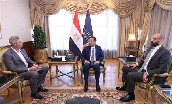 وزير الاتصالات يبحث مع مسؤولي "امازون" توسع استثماراتها في مصر