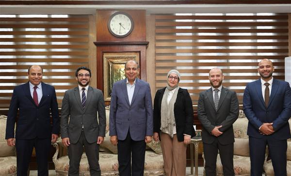 محافظ المنيا يتابع مع شركة "سكاتك" تنفيذ مشروع "وادي الطاقة"