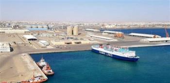   ميناء نويبع البحري يتداول 5900 طن بضائع و 344 شاحنة