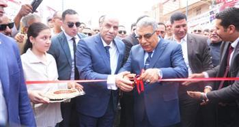 وزير العمل والمحافظ يفتتحان وحدة تدريب مهني متنقلة بقرية طيبة بنبروه