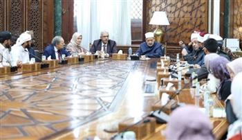   شيخ الأزهر يستقبل عددا من الطلاب الوافدين بمرحلتي الماجستير والدكتوراه