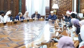 شيخ الأزهر يستقبل عددا من الطلاب الوافدين بمرحلتي الماجستير والدكتوراه