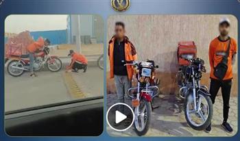   الأمن يضبط شخصين حطّما مطبًا صناعيًا للهروب عكس الاتجاه بالجيزة
