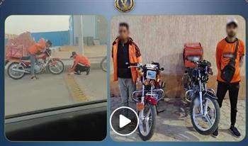 الأمن يضبط شخصين حطّما مطبًا صناعيًا للهروب عكس الاتجاه بالجيزة