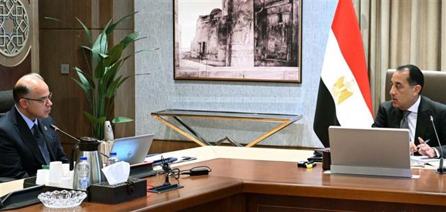 رئيس الوزراء يستعرض مع وزير الاستثمار عددا من ملفات العمل