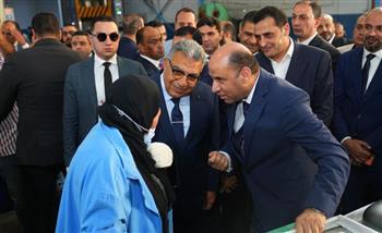 ​يقفن بثبات أمام خطوط الإنتاج .. أيادٍ تتلف في حرير الحياة