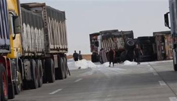   انقلاب سيارة محملة بالملح في طريق مطروح سيوة
