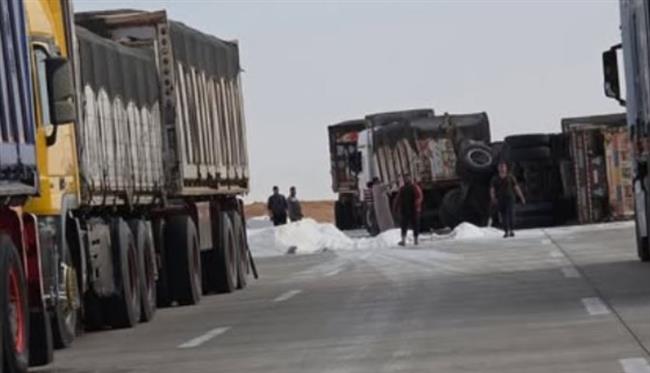 انقلاب سيارة محملة بالملح في طريق مطروح سيوة