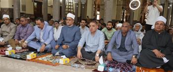    محافظ سوهاج يؤدي صلاة الجمعة بمسجد العارف بالله