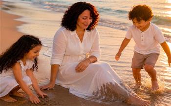   بعد الامتحانات.. البحر والرمل أفضل وسيلة لتفريغ طاقة التوتر عند الأطفال و الأمهات