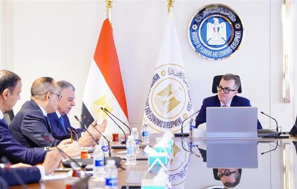 وزير التخطيط يبحث مع نائب رئيس (IFC) مشروعات البنية التحتية في إفريقيا ومصر