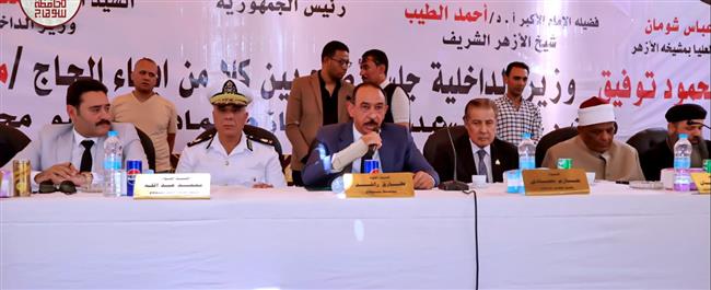 محافظ سوهاج يشهد جلسة صلح بين عائلتين بالمحافظة