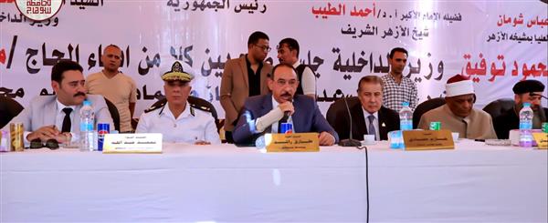 محافظ سوهاج يشهد جلسة صلح بين عائلتين بالمحافظة