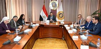    وزير الصناعة يبحث مع برنامج الأمم المتحدة الإنمائي تعزيز التعاون في التحول الأخضر والطاقة المتجددة 