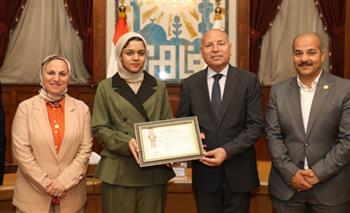   محافظ القاهرة يكرّم طالبة مصرية لفوزها بالمركز الثالث عالميًا في معرض العلوم بأمريكا