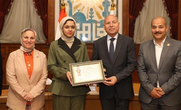 محافظ القاهرة يكرّم طالبة مصرية لفوزها بالمركز الثالث عالميًا في معرض العلوم بأمريكا