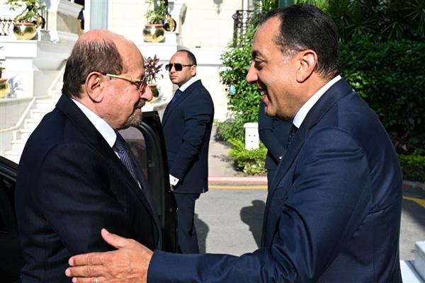 رئيس الوزراء يلتقي نظيره اليمني