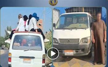 ضبط سائق ميكروباص عرض الركاب للخطر بالبحيرة