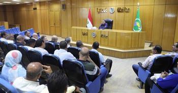 تنفيذا لتكليفات محافظ المنيا.. نائب المحافظ يعقد اجتماعًا لمتابعة ملف تراخيص المحال العامة