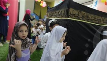   أطفال غزة يؤدون مناسك الحج بشكل رمزي داخل مركز إيواء